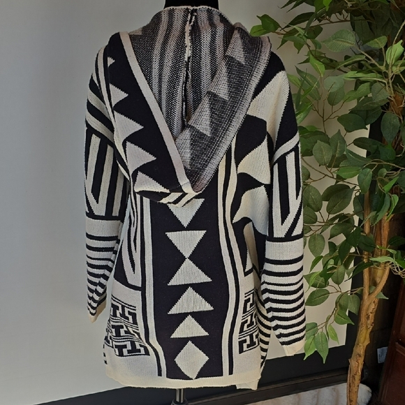 Source Unknown Black and White Geometric Sweater NOWT. - Picture 2 of 3